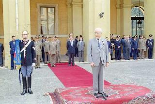 Cerimonia di consegna al Presidente della Repubblica di una riproduzione da tavolo della Bandiera Colonnella del Reggimento Carabinieri Guardie della Repubblica, per il 6° anniversario del suo insediamento al Quirinale