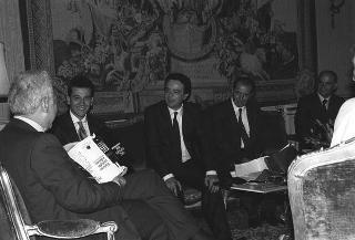 Il Presidente della Repubblica Francesco Cossiga riceve la visita di Franco Macchi, presidente della Oki Italia, per una dimostrazione del telefono cellulare