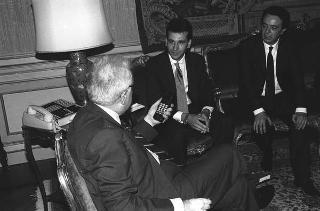 Il Presidente della Repubblica Francesco Cossiga riceve la visita di Franco Macchi, presidente della Oki Italia, per una dimostrazione del telefono cellulare