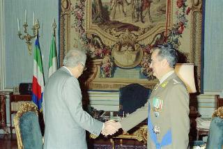 Il Presidente della Repubblica Francesco Cossiga riceve la visita del Generale di Corpo d'Armata Costantino Berlenghi, nuovo Comandante generale della Guardia di Finanza