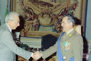 Il Presidente della Repubblica Francesco Cossiga riceve la visita del Generale di Corpo d'Armata Costantino Berlenghi, nuovo Comandante generale della Guardia di Finanza