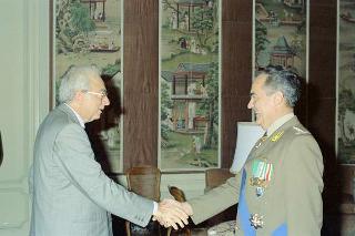 Il Presidente della Repubblica Francesco Cossiga riceve la visita del Generale di Corpo d'Armata Costantino Berlenghi, nuovo Comandante generale della Guardia di Finanza