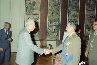 Il Presidente della Repubblica Francesco Cossiga riceve la visita del Generale di Corpo d'Armata Costantino Berlenghi, nuovo Comandante generale della Guardia di Finanza