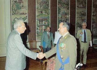 Il Presidente della Repubblica Francesco Cossiga riceve la visita del Generale di Corpo d'Armata Costantino Berlenghi, nuovo Comandante generale della Guardia di Finanza
