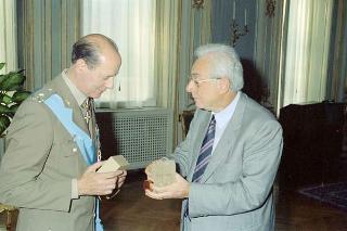 Il Presidente della Repubblica Francesco Cossiga riceve la visita di congedo il Generale di Brigata Domenico Tria, già Consigliere militare aggiunto