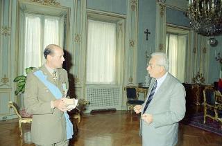 Il Presidente della Repubblica Francesco Cossiga riceve la visita di congedo il Generale di Brigata Domenico Tria, già Consigliere militare aggiunto