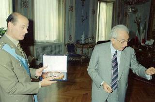 Il Presidente della Repubblica Francesco Cossiga riceve la visita di congedo il Generale di Brigata Domenico Tria, già Consigliere militare aggiunto