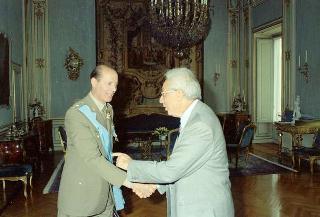 Il Presidente della Repubblica Francesco Cossiga riceve la visita di congedo il Generale di Brigata Domenico Tria, già Consigliere militare aggiunto