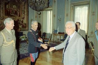 Il Presidente della Repubblica Francesco Cossiga riceve la visita di congedo il Generale di Brigata Domenico Tria, già Consigliere militare aggiunto