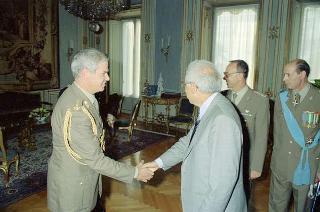 Il Presidente della Repubblica Francesco Cossiga riceve la visita di congedo il Generale di Brigata Domenico Tria, già Consigliere militare aggiunto