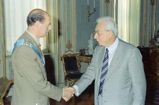 Il Presidente della Repubblica Francesco Cossiga riceve la visita di congedo il Generale di Brigata Domenico Tria, già Consigliere militare aggiunto