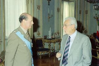 Il Presidente della Repubblica Francesco Cossiga riceve la visita di congedo il Generale di Brigata Domenico Tria, già Consigliere militare aggiunto