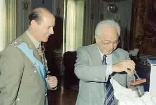 Il Presidente della Repubblica Francesco Cossiga riceve la visita di congedo il Generale di Brigata Domenico Tria, già Consigliere militare aggiunto
