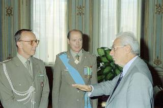 Il Presidente della Repubblica Francesco Cossiga riceve la visita di congedo il Generale di Brigata Domenico Tria, già Consigliere militare aggiunto