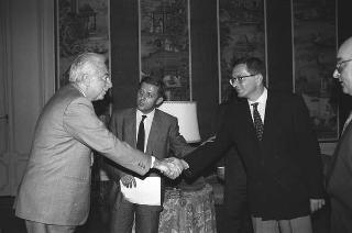 Il Presidente della Repubblica Francesco Cossiga incontra Enzo Vitale, con alcuni esponenti del Comitato promotore del Convengo su "La concezione della giustizia nelle opere di Leonardo Sciascia"