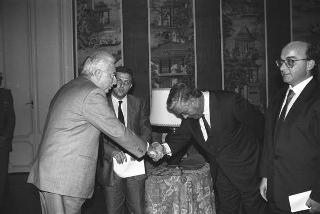 Il Presidente della Repubblica Francesco Cossiga incontra Enzo Vitale, con alcuni esponenti del Comitato promotore del Convengo su "La concezione della giustizia nelle opere di Leonardo Sciascia"