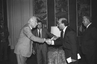 Il Presidente della Repubblica Francesco Cossiga incontra Enzo Vitale, con alcuni esponenti del Comitato promotore del Convengo su "La concezione della giustizia nelle opere di Leonardo Sciascia"