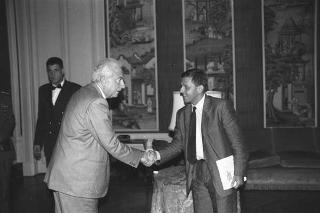 Il Presidente della Repubblica Francesco Cossiga incontra Enzo Vitale, con alcuni esponenti del Comitato promotore del Convengo su "La concezione della giustizia nelle opere di Leonardo Sciascia"