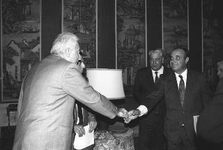 Il Presidente della Repubblica Francesco Cossiga incontra Enzo Vitale, con alcuni esponenti del Comitato promotore del Convengo su "La concezione della giustizia nelle opere di Leonardo Sciascia"