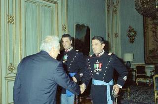 Incontro del Presidente della Repubblica Francesco Cossiga con il Capitano Alfonso Di Palma, Comandante uscente del Reparto speciale di sicurezza, e il Maggiore Flavio Garello, Comandante entrante