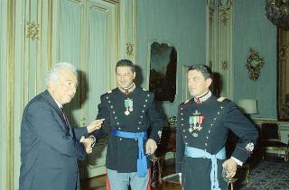 Incontro del Presidente della Repubblica Francesco Cossiga con il Capitano Alfonso Di Palma, Comandante uscente del Reparto speciale di sicurezza, e il Maggiore Flavio Garello, Comandante entrante