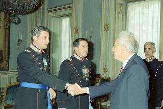 Incontro del Presidente della Repubblica Francesco Cossiga con il Capitano Alfonso Di Palma, Comandante uscente del Reparto speciale di sicurezza, e il Maggiore Flavio Garello, Comandante entrante