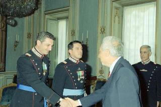 Incontro del Presidente della Repubblica Francesco Cossiga con il Capitano Alfonso Di Palma, Comandante uscente del Reparto speciale di sicurezza, e il Maggiore Flavio Garello, Comandante entrante