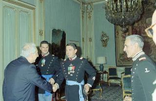 Incontro del Presidente della Repubblica Francesco Cossiga con il Capitano Alfonso Di Palma, Comandante uscente del Reparto speciale di sicurezza, e il Maggiore Flavio Garello, Comandante entrante