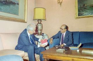 Il Presidente della Repubblica Francesco Cossiga riceve in udienza Giovanni Russo, per presentare il suo libro "Flaianide"