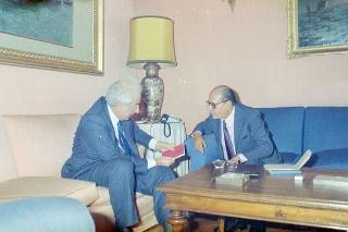 Il Presidente della Repubblica Francesco Cossiga riceve in udienza Giovanni Russo, per presentare il suo libro "Flaianide"
