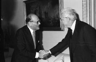 Il Presidente della Repubblica Francesco Cossiga riceve in udienza Vincenzo Cappelletti, vincitori del &quot;Premio Montaigne&quot; 1991, con alcuni componenti del Comitato del Premio