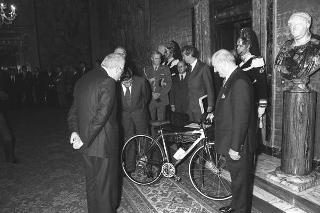 Vincenzo Scotti, ministro dell'interno, presidente della Lega ciclismo professionistico, con i componenti della squadra nazionale professionisti di ciclismo, vincitrice del Campionato mondiale di ciclismo 1991