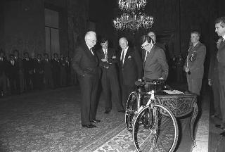 Vincenzo Scotti, ministro dell'interno, presidente della Lega ciclismo professionistico, con i componenti della squadra nazionale professionisti di ciclismo, vincitrice del Campionato mondiale di ciclismo 1991