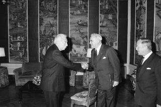 Herbert Schambeck, vice presidente del Senato della Repubblica d'Austria, accompagnato da Emil Staffelmayr, ambasciatore della Repubblica d'Austria a Roma, e da Walter Hagg