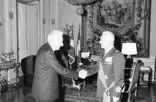 Il Presidente della Repubblica Francesco Cossiga riceve il Generale di Squadra Aerea Adelchi Pillinini, nuovo Comandante della 2^ Regione Aerea
