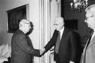 Il Presidente della Repubblica Francesco Cossiga riceve in udienza Ricardo Levi, direttore del nuovo quotidiano "L'Indipendente", con John Wyless, capo della redazione romana