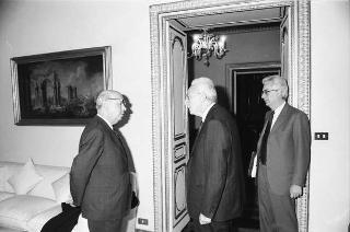 Il Presidente della Repubblica Francesco Cossiga riceve in udienza Ricardo Levi, direttore del nuovo quotidiano "L'Indipendente", con John Wyless, capo della redazione romana