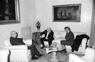 Il Presidente della Repubblica Francesco Cossiga riceve in udienza Ricardo Levi, direttore del nuovo quotidiano "L'Indipendente", con John Wyless, capo della redazione romana