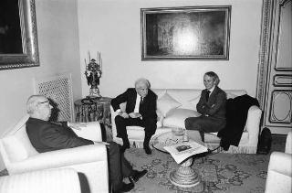 Il Presidente della Repubblica Francesco Cossiga riceve in udienza Ricardo Levi, direttore del nuovo quotidiano "L'Indipendente", con John Wyless, capo della redazione romana