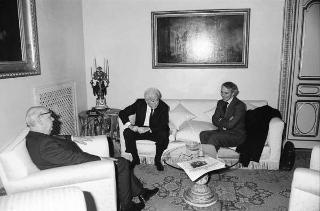 Il Presidente della Repubblica Francesco Cossiga riceve in udienza Ricardo Levi, direttore del nuovo quotidiano "L'Indipendente", con John Wyless, capo della redazione romana