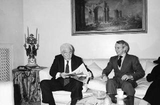 Il Presidente della Repubblica Francesco Cossiga riceve in udienza Ricardo Levi, direttore del nuovo quotidiano "L'Indipendente", con John Wyless, capo della redazione romana