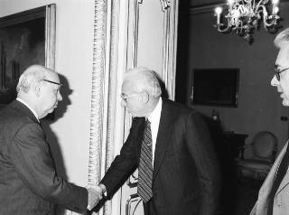 Il Presidente della Repubblica Francesco Cossiga riceve in udienza Ricardo Levi, direttore del nuovo quotidiano "L'Indipendente", con John Wyless, capo della redazione romana