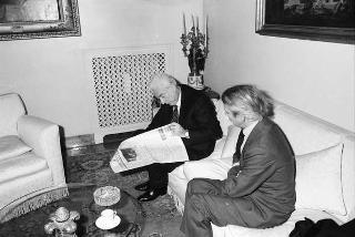 Il Presidente della Repubblica Francesco Cossiga riceve in udienza Ricardo Levi, direttore del nuovo quotidiano "L'Indipendente", con John Wyless, capo della redazione romana