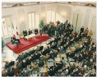 Visita, in forma privata, del Presidente Francesco Cossiga all'Istituto per gli studi di politica internazionale (ISPI). Milano, Palazzo Clerici