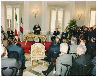 Visita, in forma privata, del Presidente Francesco Cossiga all'Istituto per gli studi di politica internazionale (ISPI). Milano, Palazzo Clerici