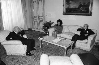 Il Presidente della Repubblica Francesco Cossiga riceve in udienza lo scrittore Roberto Gervaso e la  signora Gervaso, per presentare il volume &quot;La bella Rosina&quot;