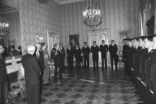 Il Presidente della Repubblica Francesco Cossiga riceve l'Ammiraglio di Squadra Filippo Ruggiero, capo di Stato maggiore della Marina, con una delegazione di allievi dell'Accademia navale di Livorno
