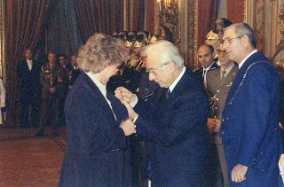 Cerimonia di consegna della Medaglia d'argento al valor civile all'on. Margherita Boniver, ministro per gli italiani all'estero e per l'immigrazione