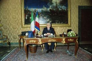Il Presidente della Repubblica Francesco Cossiga durante la registrazione del messaggio di fine anno
