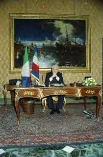 Il Presidente della Repubblica Francesco Cossiga durante la registrazione del messaggio di fine anno